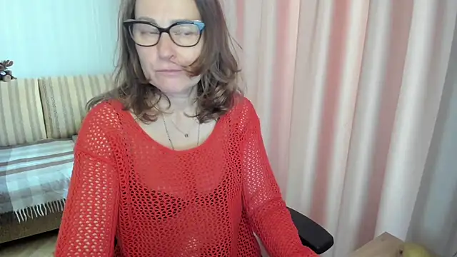Snapshot of lauraoven chatting on May 2, 2026, 1:05 pm lauraoven online show from May 2, 2026, 1:05 pm