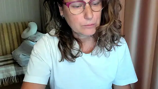 lauraoven online show from October 10, 2025, 7:42 am