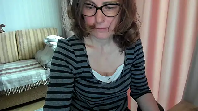 Snapshot of lauraoven chatting on May 10, 2026, 8:07 am lauraoven online show from May 10, 2026, 8:07 am