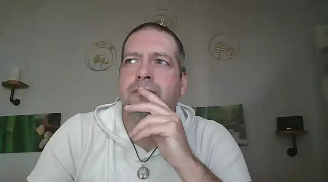 Snapshot of matrikes1 chatting on February 9, 2025, 10:42 am matrikes1 online show from February 9, 2025, 10:42 am