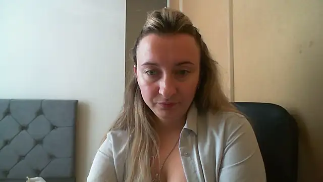 SusanCurt online show from November 18, 2025, 1:03 pm