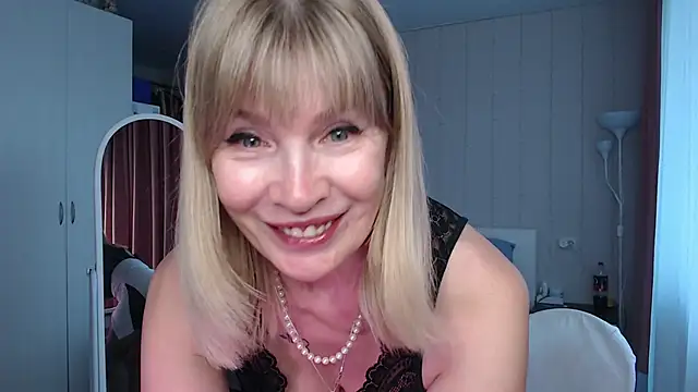 JuliaVilnet online show from May 15, 2026, 5:05 am