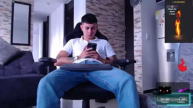 Snapshot of Lobito_xxxl chatting on November 19, 2025, 7:25 pm Lobito xxxl online show from November 19, 2025, 7:25 pm