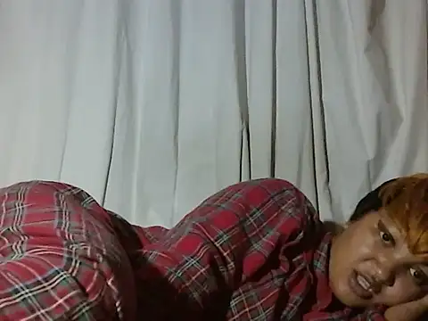 Snapshot of AVRILA chatting on December 3, 2025, 5:41 am AVRILA online show from December 3, 2025, 5:41 am