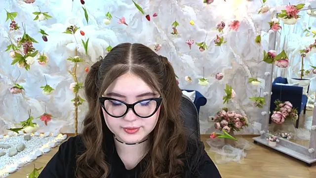 NicoleFoxery online show from March 6, 2026, 6:25 pm