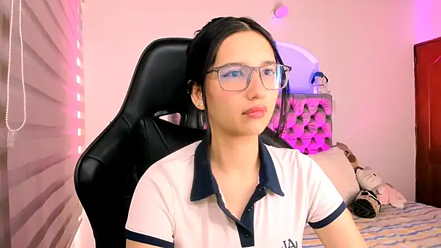 Snapshot of Luniverse chatting on December 2, 2025, 8:32 pm Luniverse online show from December 2, 2025, 8:32 pm