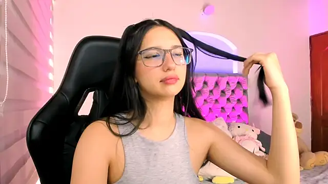 Snapshot of Luniverse chatting on December 4, 2025, 8:30 pm Luniverse online show from December 4, 2025, 8:30 pm