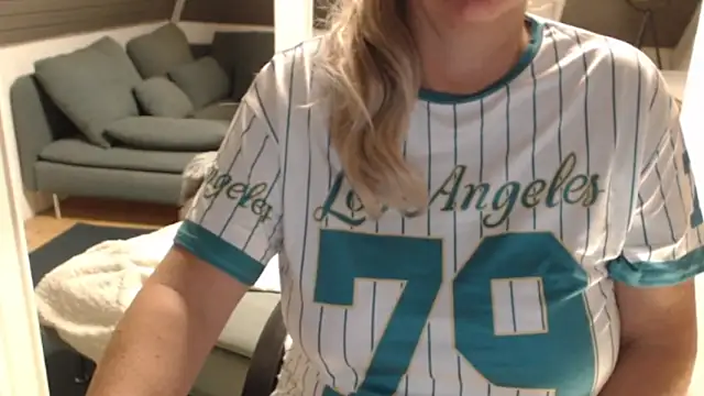 Snapshot of KimMitchelli chatting on November 18, 2025, 5:55 am KimMitchelli online show from November 18, 2025, 5:55 am