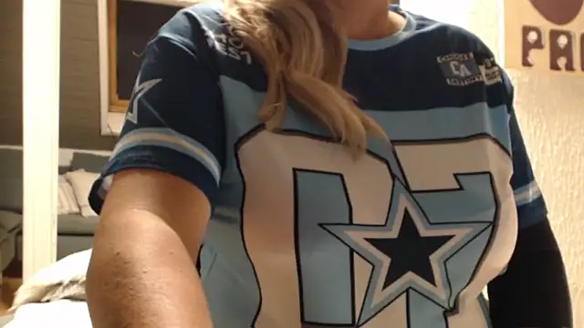 Snapshot of KimMitchelli chatting on November 3, 2025, 6:33 pm KimMitchelli online show from November 3, 2025, 6:33 pm