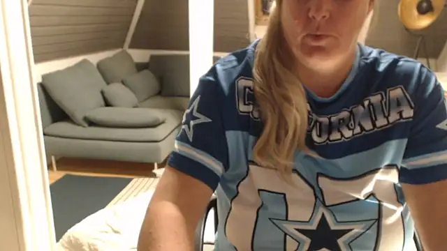 Snapshot of KimMitchelli chatting on November 24, 2025, 9:15 pm KimMitchelli online show from November 24, 2025, 9:15 pm