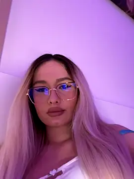 Snapshot of mollyxxx chatting on December 4, 2025, 1:15 am mollyxxx online show from December 4, 2025, 1:15 am