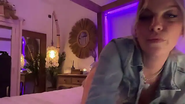 Snapshot of cyberchickie_maria chatting on February 27, 2025, 9:14 pm cyberchickie maria online show from February 27, 2025, 9:14 pm
