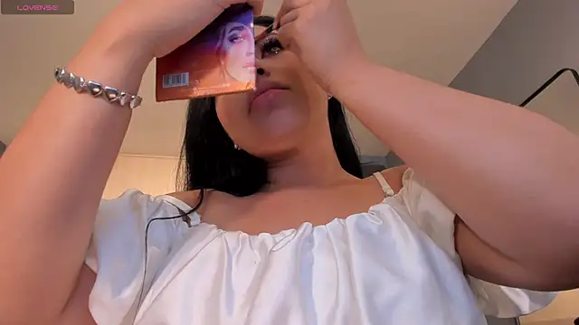 Snapshot of MiaRoberts1 chatting on November 13, 2025, 6:01 pm MiaRoberts1 online show from November 13, 2025, 6:01 pm