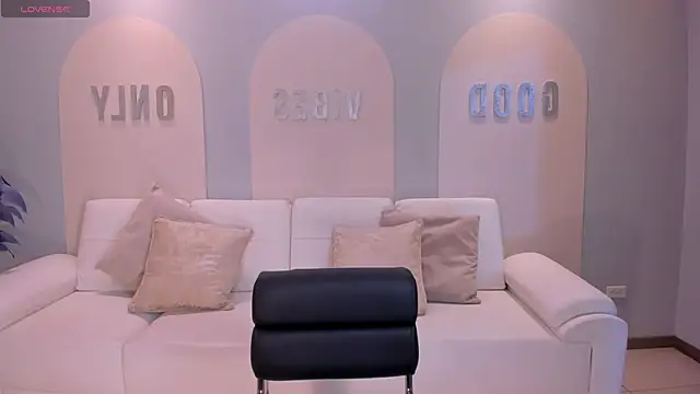 Snapshot of MiaRoberts1 chatting on November 8, 2025, 12:31 pm MiaRoberts1 online show from November 8, 2025, 12:31 pm