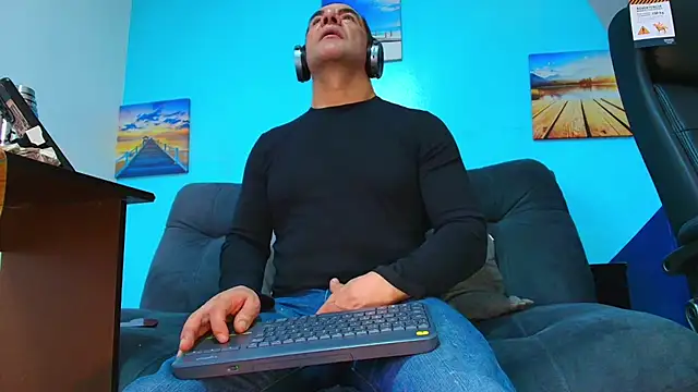 Snapshot of juanses_n_toro chatting on October 24, 2025, 12:48 pm juanses n toro online show from October 24, 2025, 12:48 pm