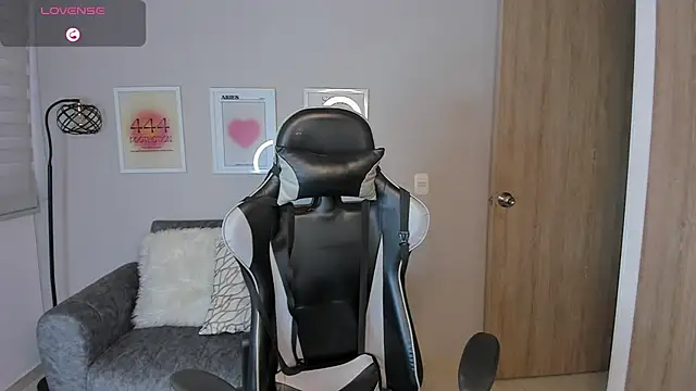 ashley 23  online show from January 10, 2026, 10:27 pm