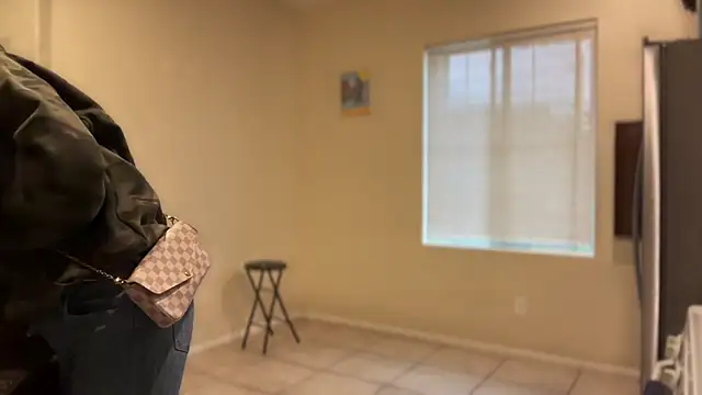 Snapshot of Cum2Charm chatting on November 18, 2025, 5:05 pm Cum2Charm online show from November 18, 2025, 5:05 pm