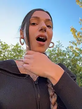  MiaQueen  online show from July 5, 2026, 4:58 pm