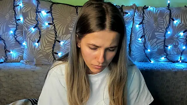 MaggieCake online show from November 11, 2025, 3:45 am