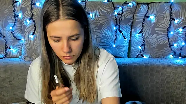 MaggieCake online show from November 13, 2025, 4:05 am