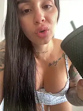 LaraHenao online show from March 22, 2025, 3:20 pm