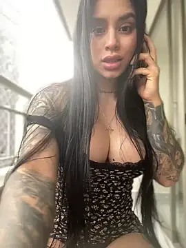 LaraHenao online show from January 28, 2025, 12:00 pm