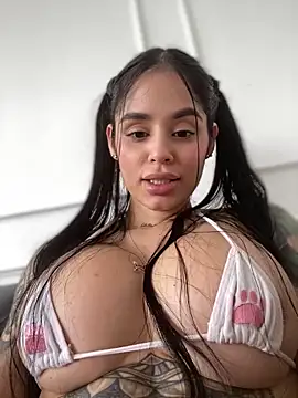 LaraHenao online show from February 3, 2025, 1:08 pm