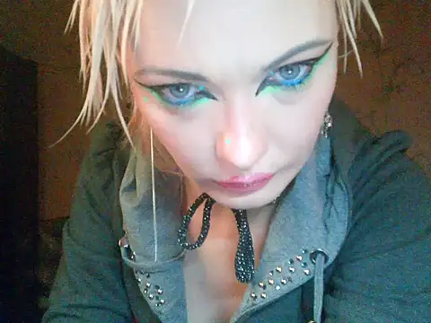 Snapshot of WildMissNiks chatting on November 12, 2025, 8:18 am WildMissNiks online show from November 12, 2025, 8:18 am