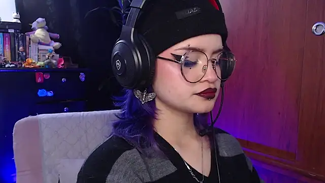 Snapshot of Raventh_ chatting on October 4, 2025, 1:51 am Raventh online show from October 4, 2025, 1:51 am