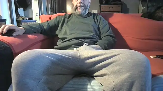 Snapshot of naked_bear chatting on February 3, 2025, 9:52 am naked bear online show from February 3, 2025, 9:52 am