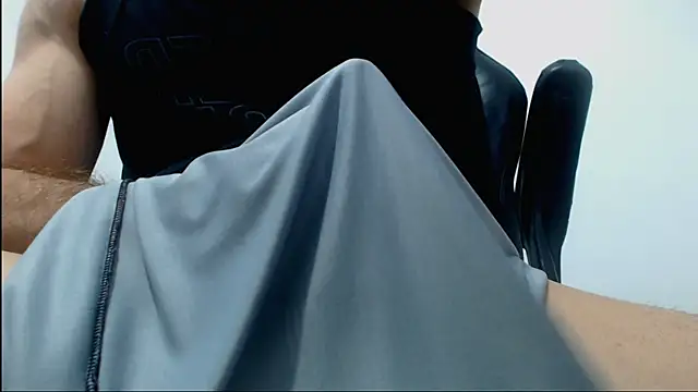 sexy fit guy on cam online show from April 8, 2026, 3:46 pm