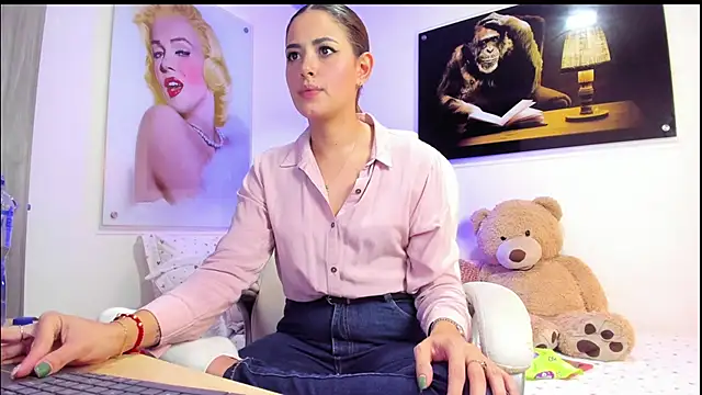 Snapshot of KimberlySaen chatting on October 6, 2025, 10:43 pm KimberlySaen online show from October 6, 2025, 10:43 pm