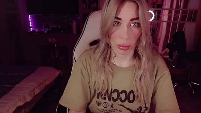 AnnieGOld  online show from March 12, 2026, 7:51 pm