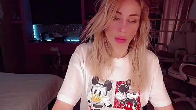 Snapshot of AnnieGOld_ chatting on October 26, 2025, 11:49 pm AnnieGOld online show from October 26, 2025, 11:49 pm