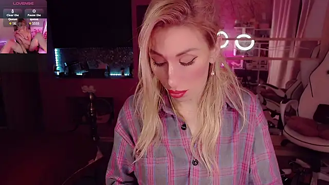 Snapshot of AnnieGOld_ chatting on September 28, 2025, 10:28 pm AnnieGOld  online show from September 28, 2025, 10:28 pm