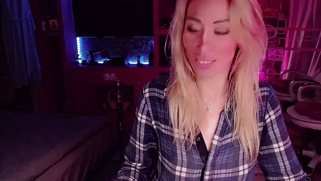 Snapshot of AnnieGOld_ chatting on September 19, 2025, 1:20 am AnnieGOld  online show from September 19, 2025, 1:20 am