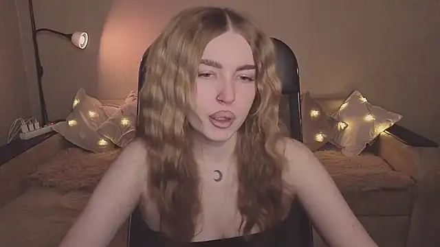 Snapshot of ViolettaLopez chatting on February 18, 2026, 2:35 pm ViolettaLopez online show from February 18, 2026, 2:35 pm