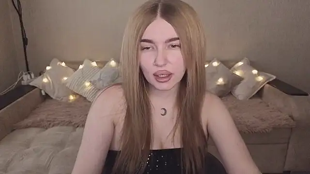 Snapshot of ViolettaLopez chatting on October 22, 2025, 12:04 pm ViolettaLopez online show from October 22, 2025, 12:04 pm