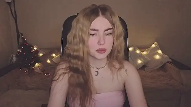 Snapshot of ViolettaLopez chatting on December 19, 2025, 12:29 pm ViolettaLopez online show from December 19, 2025, 12:29 pm