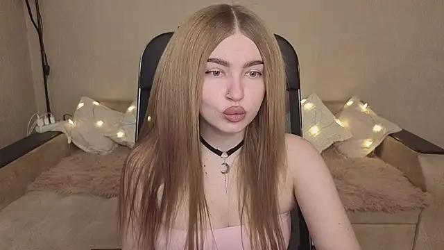 Snapshot of ViolettaLopez chatting on November 24, 2025, 10:59 am ViolettaLopez online show from November 24, 2025, 10:59 am