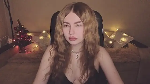 Snapshot of ViolettaLopez chatting on December 16, 2025, 2:32 pm ViolettaLopez online show from December 16, 2025, 2:32 pm