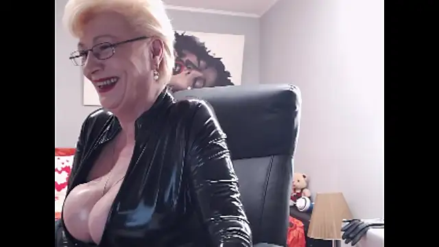 Snapshot of LaylaMilf chatting on March 4, 2025, 3:00 am LaylaMilf online show from March 4, 2025, 3:00 am