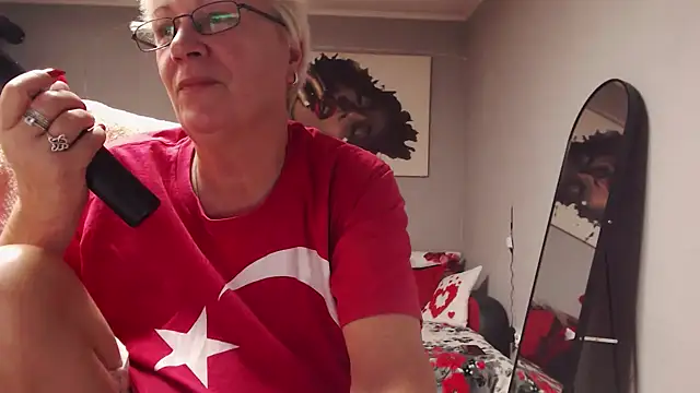 Snapshot of LaylaMilf chatting on November 17, 2025, 4:00 pm LaylaMilf online show from November 17, 2025, 4:00 pm