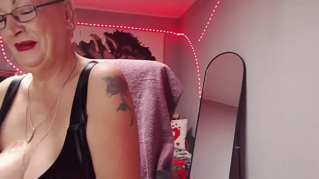 Snapshot of LaylaMilf chatting on November 19, 2025, 9:37 pm LaylaMilf online show from November 19, 2025, 9:37 pm