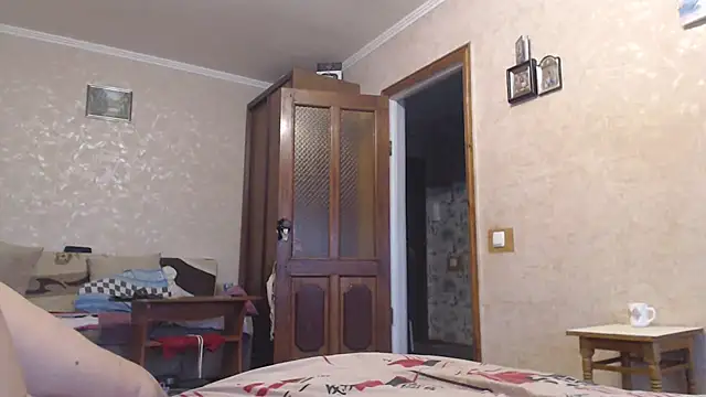 Amy August online show from September 25, 2025, 4:40 am