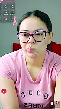 Snapshot of mayhott2 chatting on December 4, 2025, 4:06 pm mayhott2 online show from December 4, 2025, 4:06 pm