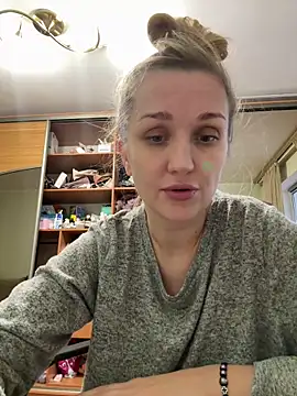 Snapshot of ModelEva chatting on December 14, 2025, 12:22 pm ModelEva online show from December 14, 2025, 12:22 pm