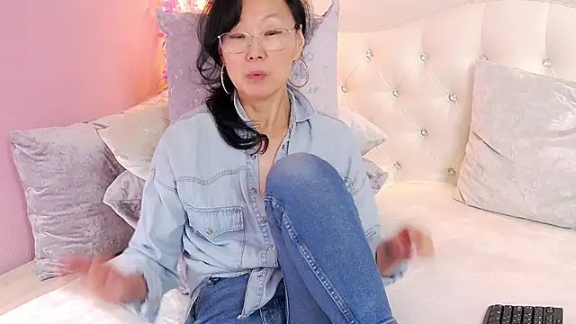 Snapshot of Asian_legs chatting on May 4, 2026, 10:18 am Asian legs online show from May 4, 2026, 10:18 am