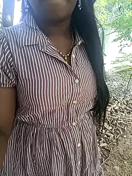 Snapshot of Dhiyapink chatting on November 5, 2025, 4:04 am Dhiyapink online show from November 5, 2025, 4:04 am