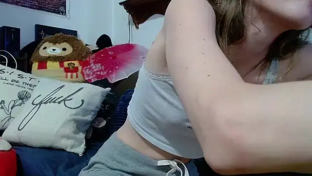 Candy-apple online show from October 24, 2025, 6:01 am